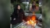 صدیقه تورانی، مادر فرهاد مجدم از جانباختگان اعتراضات آبان ٩٨ بر سر مزار فرزندش