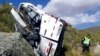 ARCHIVO - En esta fotografía proporcionada por la agencia gubernamental de noticias Andina, un oficial de policía investiga el lugar del accidente de un minibús, en Chivay, Perú, el 20 de abril de 2018.