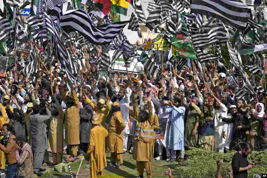 Supporters of Pakistan Democratic Alliance protest outside the Supreme Court, in Islamabad. Protesters demanded the resignation of the chief justice over ordering the release of former Prime Minister Imran Khan.