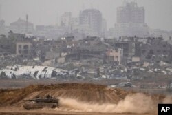 Tentara Israel bergerak di atas tank dekat perbatasan Israel-Gaza, terlihat dari Israel selatan, Kamis, 25 April 2024. (AP/Leo Correa)