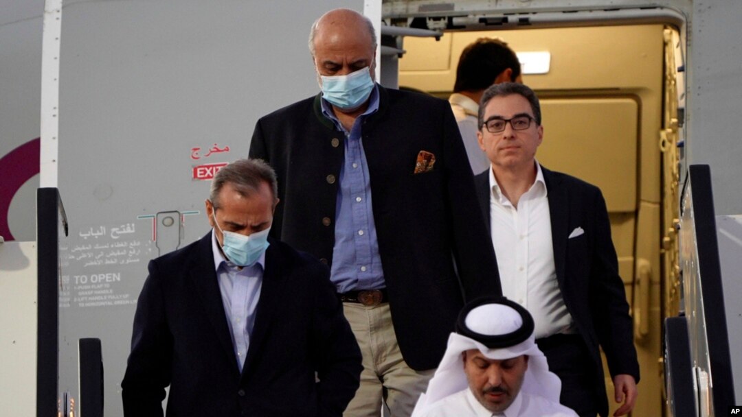 S leva na desno: Emad Šargi, Morad Tabaz i Siamak Namazi, bivši zatvorenici u Iranu, izlaze iz aviona u Dohi, u Kataru(Foto: AP) 