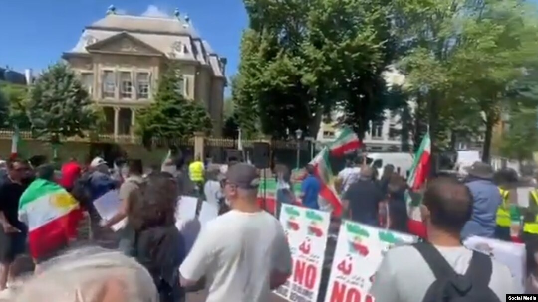تجمع اعتراضی ایرانیان علیه رای‌گیری جمهوری اسلامی برای تعیین جانشین ابراهیم رئیسی در آمستردام، پایتخت هلند (جمعه ۸ تیر ۱۴۰۳)