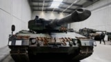Немецкие танки Leopard 2 на производственном предприятии в Унтерлюсе, Германия, 12 февраля 2024 года