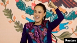 Claudia Sheinbaum, candidata presidencial del gobernante Partido MORENA, reacciona mientras se dirige a sus partidarios después de ganar las elecciones, en la Ciudad de México, México, el 3 de junio de 2024. REUTERS/Raquel Cunha