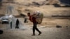 Warga Palestina membawa barang-barang mereka saat bersiap meninggalkan Rafah di Jalur Gaza selatan pada 13 Mei 2024. (Foto: AFP)