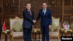 นายกฯ จีน หลี่ เฉียง จับมือ นายกฯ มาเลเซีย อันวาร์ อิบราฮิม ในการพบกันที่มาเลเซีย เมื่อ 19 มิ.ย. 2024 (Syazrul Azis/Department of Information Malaysia/Handout via REUTERS)