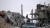 Warga Palestina yang pergi meninggalkan Rafah tiba di Khan Yunis beserta barang bawaan mereka, pada 15 Mei 2024. (Foto: AFP)