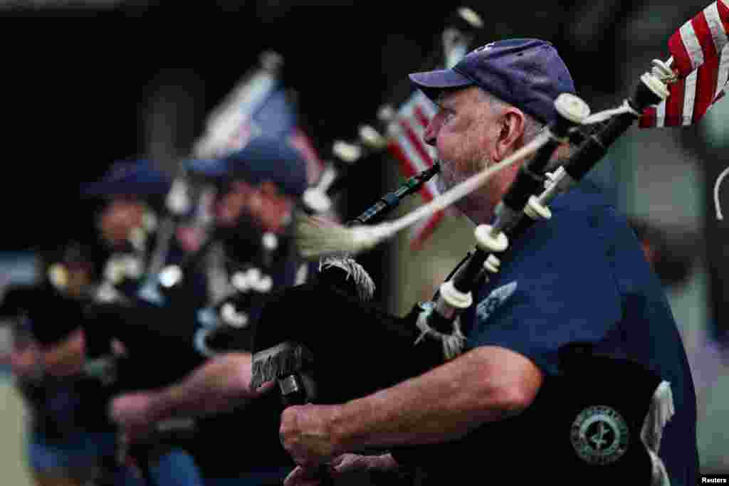 Con ofrendas florales y un desfile musical se rinde tributo a los soldados en el cementerio de Port Washington, Nueva York. 