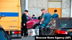 Следователи работают на месте падения сбитого украинского беспилотника в Красногорске, недалеко от Москвы, Россия, 22 августа 2023 года.