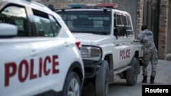 Un agente de la Policía Nacional de Haití custodia el frente de la casa del primer ministro de Haití, Ariel Henry, en Puerto Príncipe, el 29 de enero de 2023.