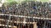 ARCHIVO - En esta fotografía de archivo del 1 de agosto de 2005, combatientes paramilitares de la facción "Héroes de Granada" de las Autodefensas Unidas de Colombia, o AUC, asisten a una ceremonia de desmovilización en Cristales, Colombia. 