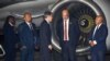 Wakil Perdana Menteri Papua Nugini John Rosso (2R) menyapa Menteri Luar Negeri AS Antony Blinken (tengah) setibanya di Bandara Internasional Port Moresby, 21 Mei 2023, menjelang KTT Forum for India Pacific Islands Cooperation (FIPIC) di Papua Nugini. (ANDREW KUTAN/AFP)