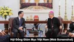 Chủ tịch nước Võ Văn Thưởng (trái) và Tổng Giám Mục Nguyễn Năng trong buổi tiếp ông Thưởng đến thăm Văn phòng Hội Đồng Giám Mục Việt Nam vào ngày 7/8/2023. Ảnh: Hội Đồng Giám Mục Việt Nam.