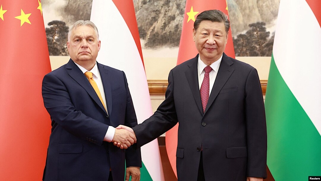 Predsednik Kine Ši Đinping rukuje se sa premijerom Mađarske Viktorom Orbanom, u Pekingu, Kina, 8. jula 2024.