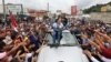 Las 5 principales noticias de Venezuela hoy: Machado en Trujillo. Ley de pensiones. Venezolano grave tras caer de "La Bestia". Y más