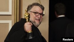 Guillermo del Toro tras recibir su premio Oscar por la película "Pinocchio" este domingo 12 de marzo de 2023.
