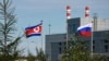 ARCHIVO - Banderas norcoreanas y rusas en el cosmódromo de Vostochny, en las afueras de Tsiolkovsky, en la región oriental de Amur, Rusia, el 13 de septiembre de 2023. Vladimir Putin realizará una visita de Estado a Corea del Norte el 18 y 19 de junio de 2024.