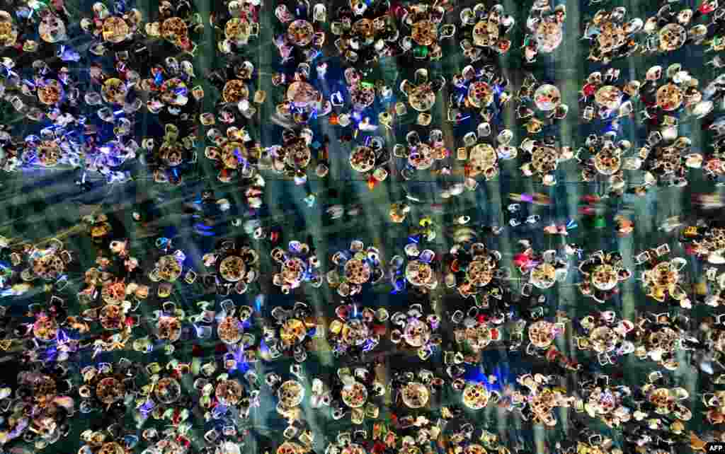 People eat crayfish during an international crayfish festival in&nbsp;Huaian city in China&#39;s eastern Jiangsu province, June 13, 2023.
