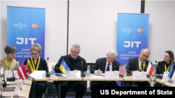 В центре: генеральный прокурор США Меррик Гарланд и генеральный прокурор Украины Андрей Костин подписывают Меморандум о взаимопонимании с Совместной следственной группой. Фото предоставлено Посольством Соединенных Штатов в Украине. 3 марта 2023г.