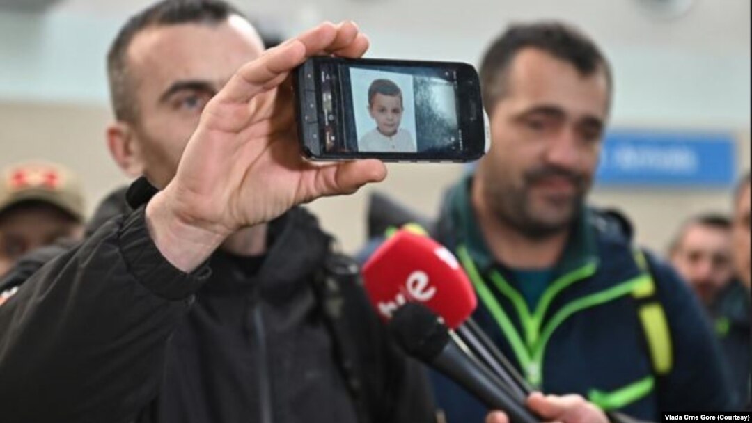 Spasilac sa fotografijom izbavljenog dečaka (foto: gov.me)