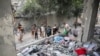 Warga Palestina memeriksa lokasi serangan Israel di sebuah rumah di Rafah, di Jalur Gaza selatan, 25 April 2024. (REUTERS/Hatem Khaled)