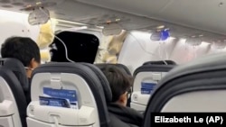 Para penumpang di tengah kerusakan mendadak Alaska Airlines Boeing 737 Max 9, Penerbangan 1282, yang terpaksa kembali ke Bandara Internasional Portland, 5 Januari 2024. (Elizabeth Le via AP)
