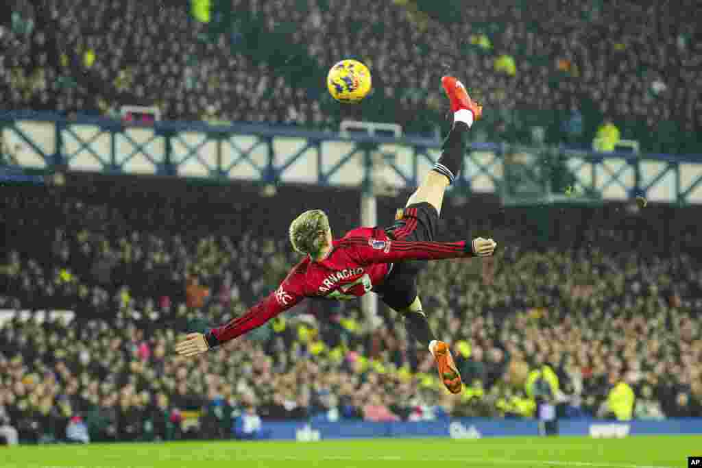 Manchester United's Alejandro Garnacho scores his side's first goal during the English Premier League soccer match between Everton and Manchester United, at Goodison Park Stadium, in Liverpool, England.