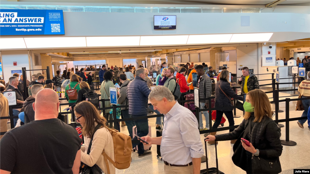 El día previo a la celebración de Acción de Gracias es una de las jornadas de mayor actividad en aeropuertos de Estados Unidos, como el de Washington DC. 