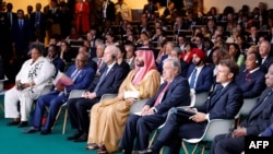 Viongozi kadhaa wa dunia wakisikiliza hotuba za ufunguzi wa mkutano kuhusu mkataba mpya wa kifedha duniani mjini Paris, Juni 22, 2023.