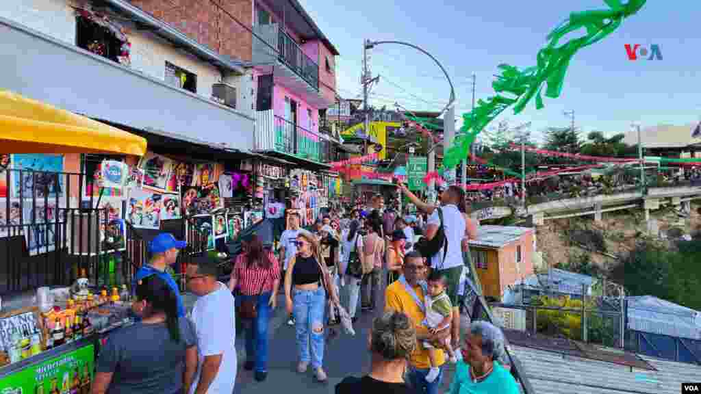 Sus calles coloridas y más tranquilas que hace tres décadas hacen de Medellín un atractivo sitio para vacacionistas de muchas partes del mundo.