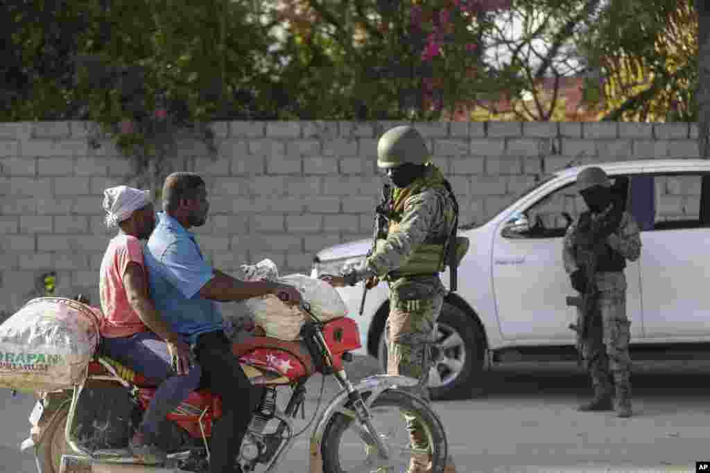 Los soldados inspeccionan a los viajeros en un retén a la entrada del aeropuerto internacional Toussaint Louverture de Puerto Príncipe, Haití, el miércoles 6 de marzo de 2024.