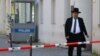 Član jevrejske zajednice ispred sinagoge u Berlinu na koju je bačen Molotovljev koktel, 18. oktobar 2023. (foto: Rojters/Fabrizio Bensch)