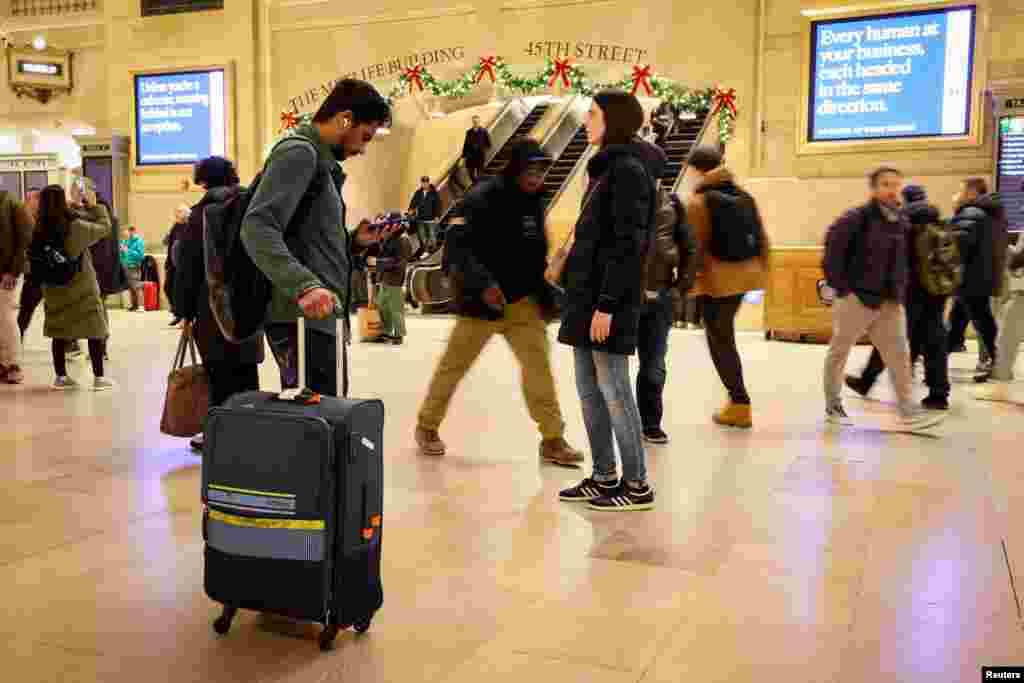 En Nueva York, la terminal Grand Central también recibe a cientos de miles de personas que buscan cambiar su destino para las celebraciones de Acción de Gracias. 