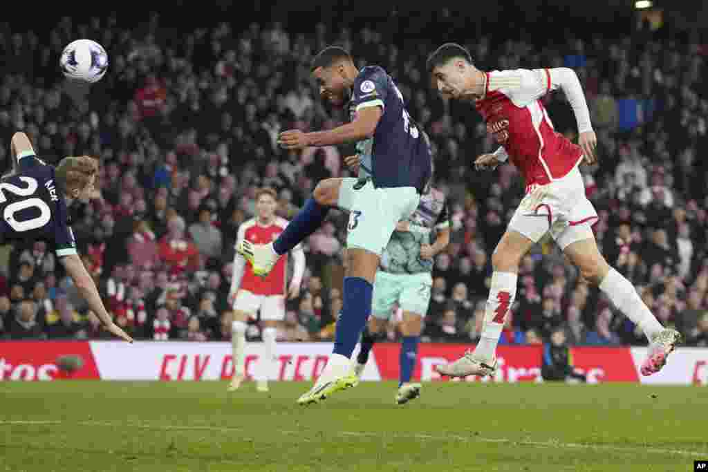 Arsenal's Kai Havertz, right, scores his side's second goal during the English Premier League soccer match between Arsenal and Brentford at the Emirates Stadium in London, March 9, 2024.
