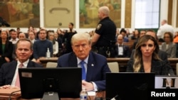 El expresidente Donald Trump, los abogados Alina Habba y Christopher Kise asisten al juicio por fraude civil de la Organización Trump, en la Corte Suprema del Estado de Nueva York, en el distrito de Manhattan, el 6 de noviembre de 2023. REUTERS/Brendan McDermid/Pool