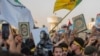 Para pengunjuk rasa Irak mengacungkan Al-Qur'an dalam demonstrasi di Lapangan Tahrir, Baghdad, Irak, Kamis, 20 Juli 2023. (Foto: (AP Photo/Adil AL-Khazali)