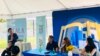 Tác giả Việt Thanh Nguyễn (trái) tại sự kiện Viet Book Fest, Santa Ana, California, ngày 3/6/2023.