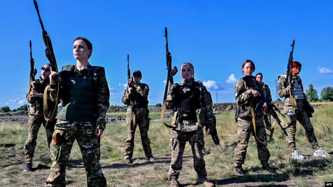 ARHIVA: Ukrajinske kadetkinje u novim uniformama (Foto: Sergei SUPINSKY / AFP)