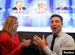 Volodymyr Zelenskiy and his wife Olena react as they visit a campaign headquarters following a presidential election in Kyiv, March 31, 2019.