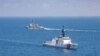 美國海軍公佈的圖片顯示美國海軍“基德”號阿利·伯克級導彈驅逐艦與美國海岸警衛隊“蒙羅”號傳奇級巡邏艦在當地時間2021年8月27日例行穿越台灣海峽的國際水域。