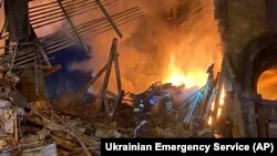 Waokoaji wa idara ya Huduma ya Dharura wakiwa katika eneo lililoharibiwa kufuatia shambulizi la mabomu yanayopigwa na majeshi ya Russia huko Zaporizhzhia, Ukraine, Oct. 6, 2022.