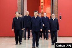 中共領導人習近平帶領他的新班子到陝北參觀延安革命紀念館。（2022年10月27日）