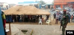Watu wakusanyika nje ya Mahakama ya kijeshi mjini Bunia, Mkoani Ituri, DRC. Picha na Austere Malivika.