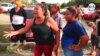 Familiares de reclusos en una cárcel ecuatoriana donde al menos 12 murieron en un motín, esperan en medio del desespero, por noticias de sus parientes, el lunes 18 de julio de 2022. [Captura de pantalla video Reuters]