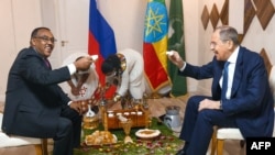 Waziri wa mambo ya kigeni wa Russia Sergei Lavrov akiwa na mwenzake wa Ethiopia Demeke Mekonnen mjini Addis Ababa