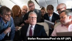 Премьер-министр Великобритании Кир Стармер беседует с журналистами в самолете на пути в Вашингтон. 12 сентября 2024 г. 