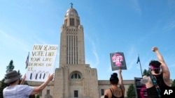 ARHIVA - Demonstranti za pravo na abortus protestuju ispred državne skupštine Nebraske, 4. jula 2022.