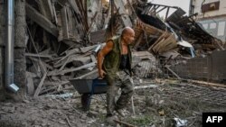 Последствия российского обстрела г. Харьков, Украина, 19 августа 2022 г. (фото SERGEY BOBOK / AFP)