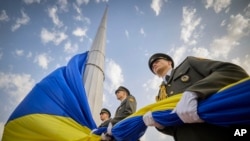 Vojniči počasne garde pripremaju se da podignu ukrajinsku zastavu tokom proslave Dana državne zastave u Kijevu (Foto: Ukrainian Presidential Press Office via AP)