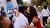 Un activista abraza a Rosa Hernández, madre de Diana Rocío Ramírez Hernández, desaparecida en 1992, durante una marcha para conmemorar el Día Internacional de las Víctimas de Desapariciones Forzadas, en Ciudad Juárez, México, el 30 de agosto de 2022. 